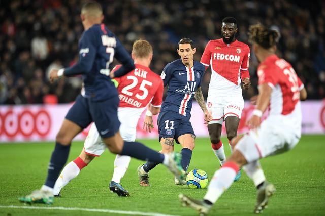 看来问题不大！恩比德膝盖受伤后， 目前已经回到替补席（虚惊一场？恩比德膝伤后已重返替补席）