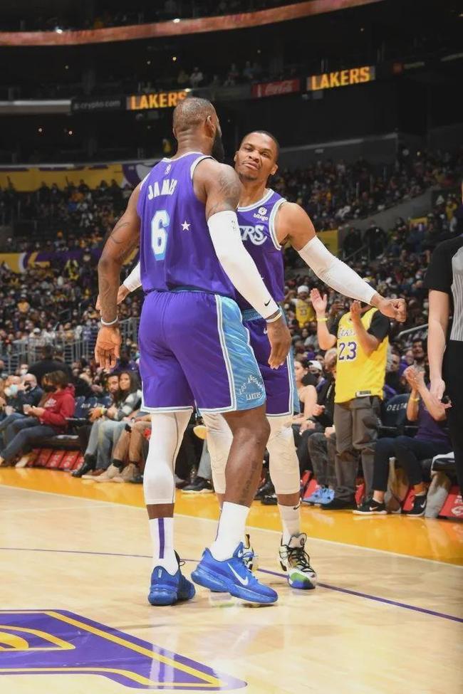 斯基拉：富安健洋加盟阿贾克斯只差体检，双方已经达成协议（斯基拉：阿贾克斯与富安健洋已谈妥，转会只待体检）