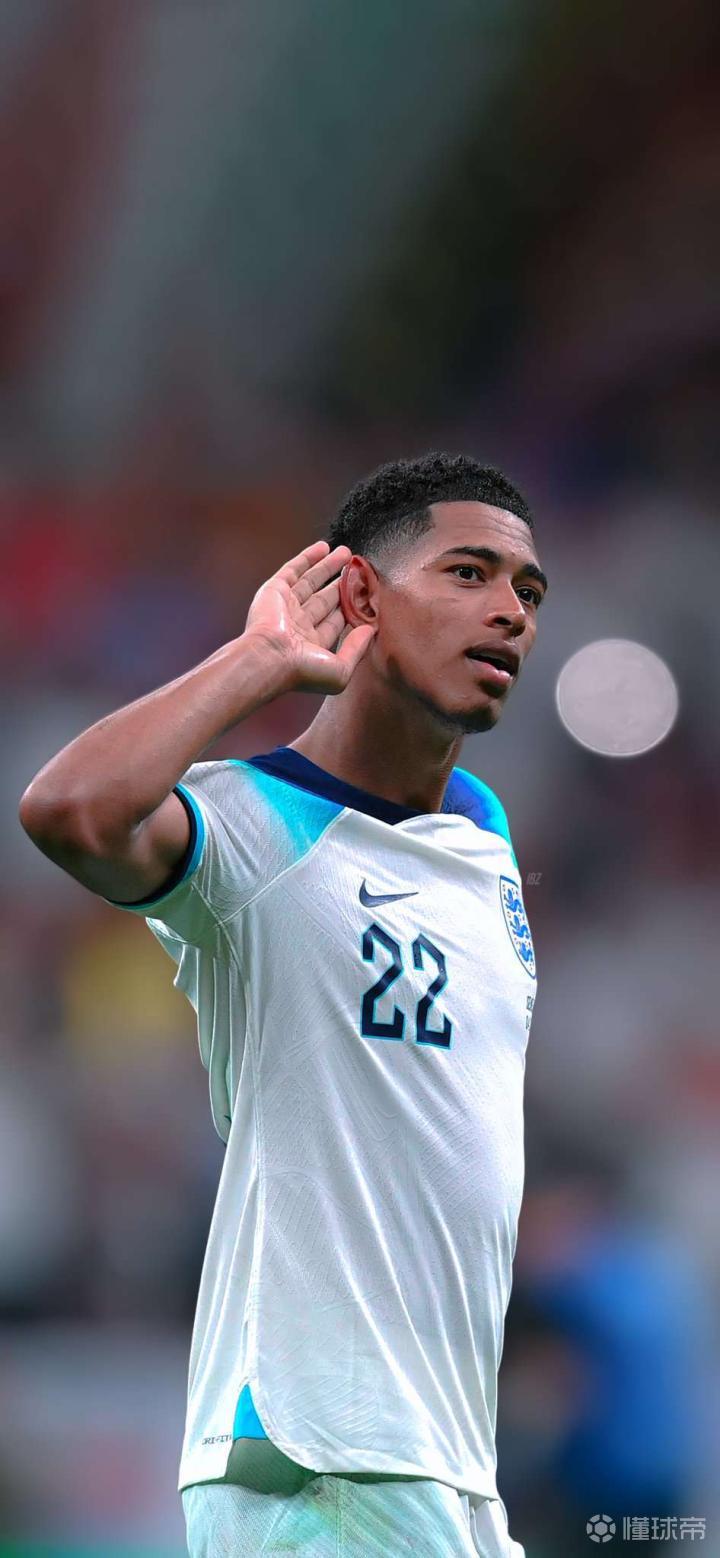 欧冠决赛用球谍照：包含白+深紫，灵感来自举办城市布达佩斯（欧冠决赛用球曝光：白+深紫配色，灵感源于主办城市布达佩斯）