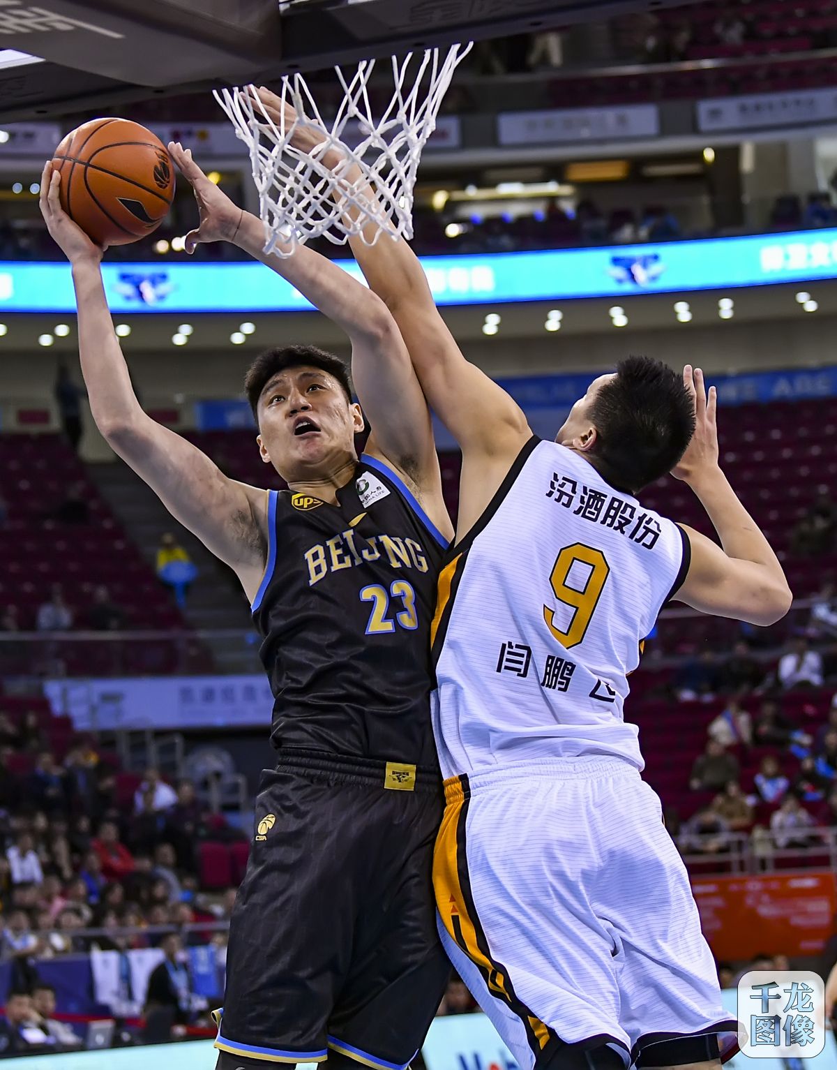 广西女孩超强球技燃爆全场（广西女生神级球技点燃全场）