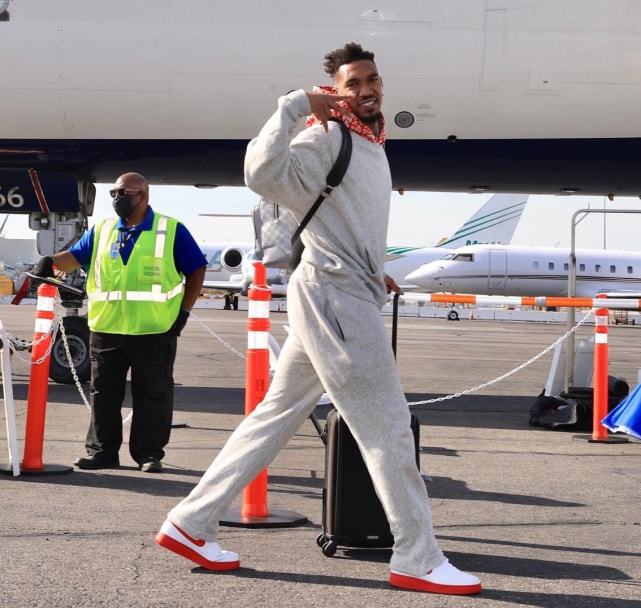 弗拉格砍下35分8篮板，莱昂纳德贡献30分，独行侠客场险胜快船（独行侠客场险胜快船：弗拉格35分8篮板，莱昂纳德砍下30分）