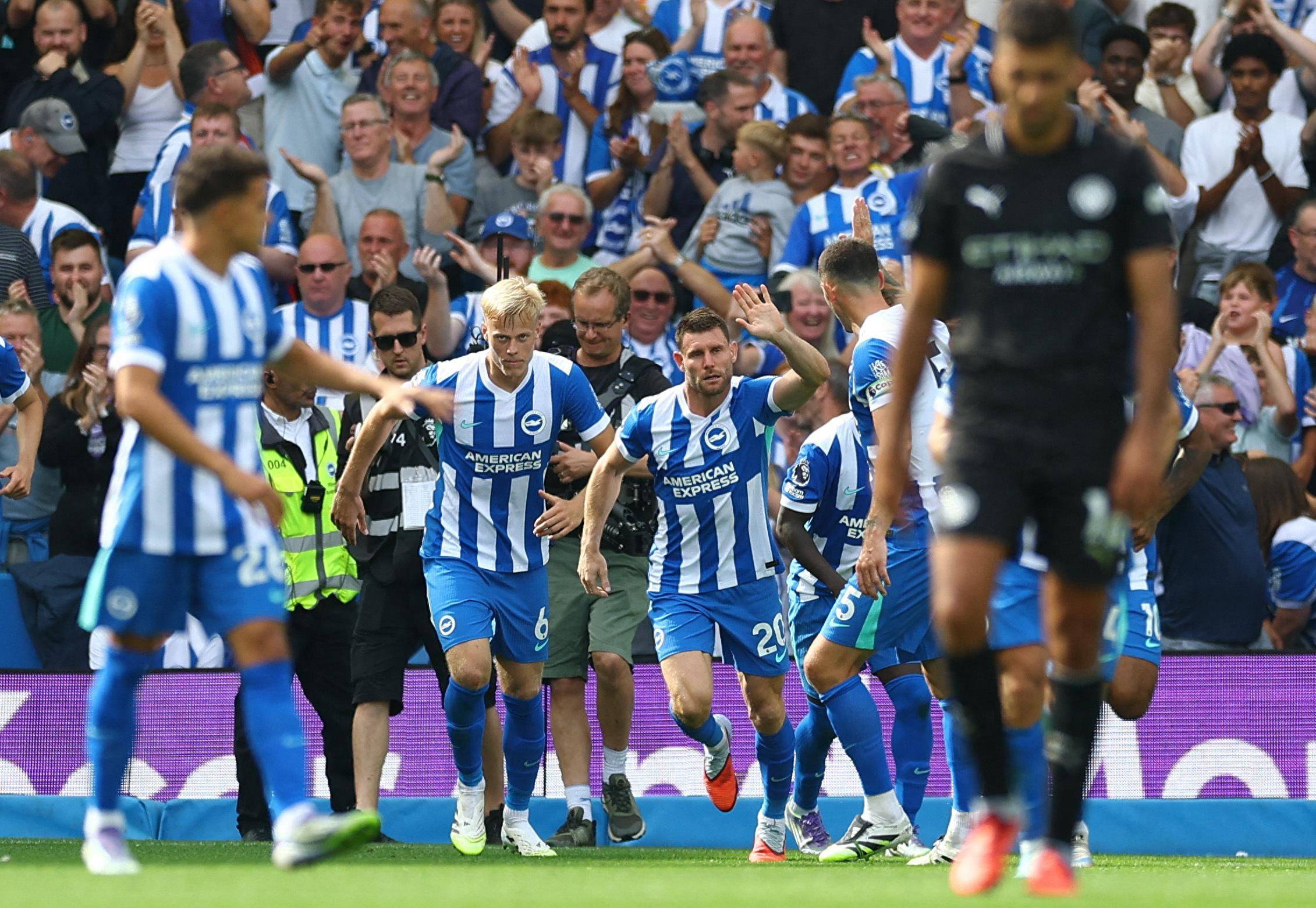 李弘权半场神勇表现，8中7砍下18分，三分球5中4（李弘权半场爆发，投篮8投7中轰下18分，三分5投4中）