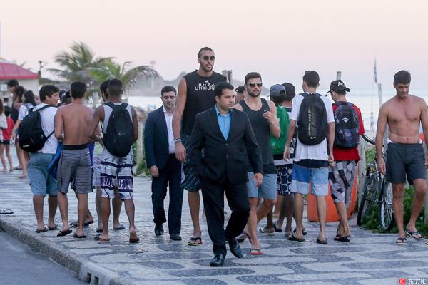 斯卡洛尼戴白手套递交世界杯，因凡蒂诺为仪式错误公开道歉（斯卡洛尼戴白手套交接大力神杯，因凡蒂诺为礼仪失误公开致歉）