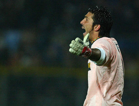 班凯罗全场表现抢眼，成为比赛焦点（班凯罗大放异彩，抢占全场焦点）