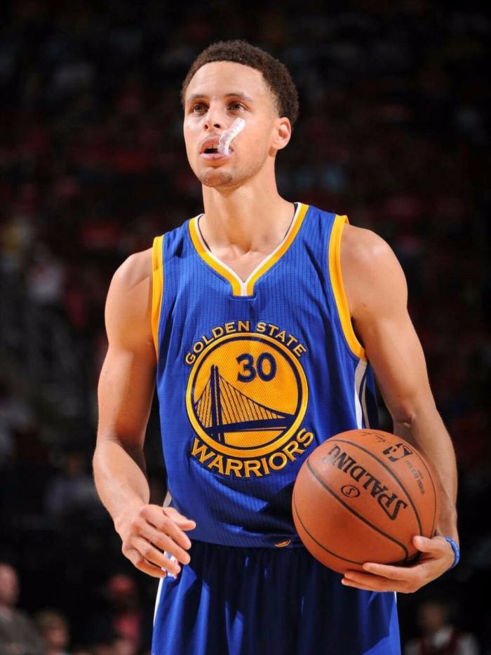 斯科蒂·巴恩斯在今日的比赛中，上半场投篮手感不佳半场仅得到5分。（斯科蒂·巴恩斯今日上半场手感冰凉，半场仅得5分）