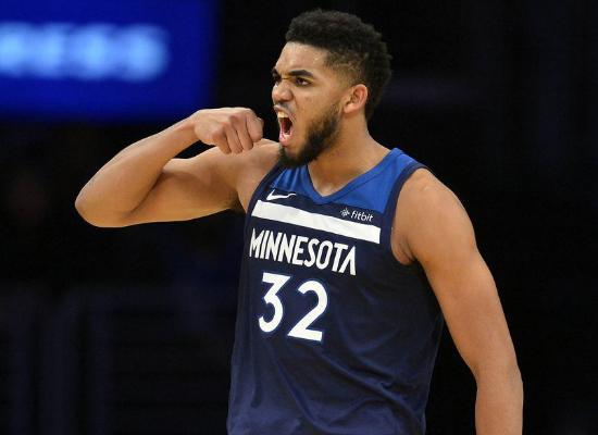 又脏又坏！多尔特不到1分钟偷袭文班两次 故意打脸+下绊子放倒文班（不到1分钟两度针对文班 多尔特疑似故意打脸并下绊子致其倒地）