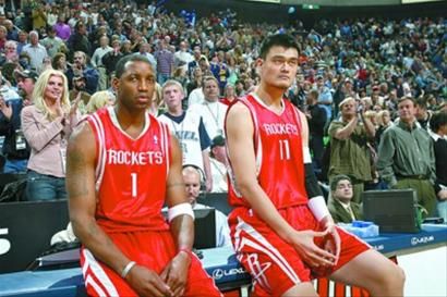 广州小学生观战轮椅篮球赛为运动员加油（广州小学生现场观赛为轮椅篮球运动员加油）