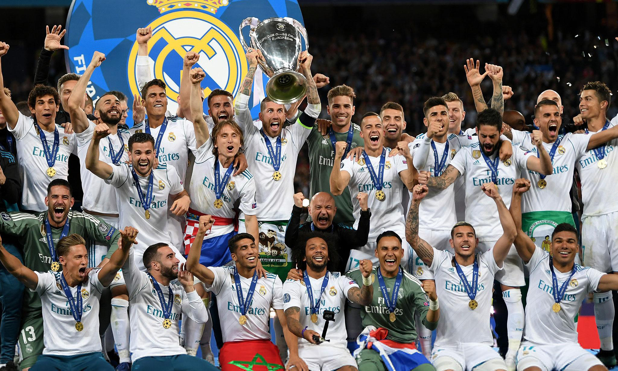 NBA常规赛：独行侠116-126勇士丨英雄惜英雄！克莱赛后与勇士昔日队友一一拥抱场面令人动容（NBA常规赛：勇士126-116击败独行侠，克莱赛后与昔日队友逐一拥抱，英雄相惜令人动容）