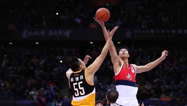 祸从口出！官方：多次争议言论，艾梅加被斯特拉斯堡队内禁赛（斯特拉斯堡官方：艾梅加因多次争议言论被内部停赛）