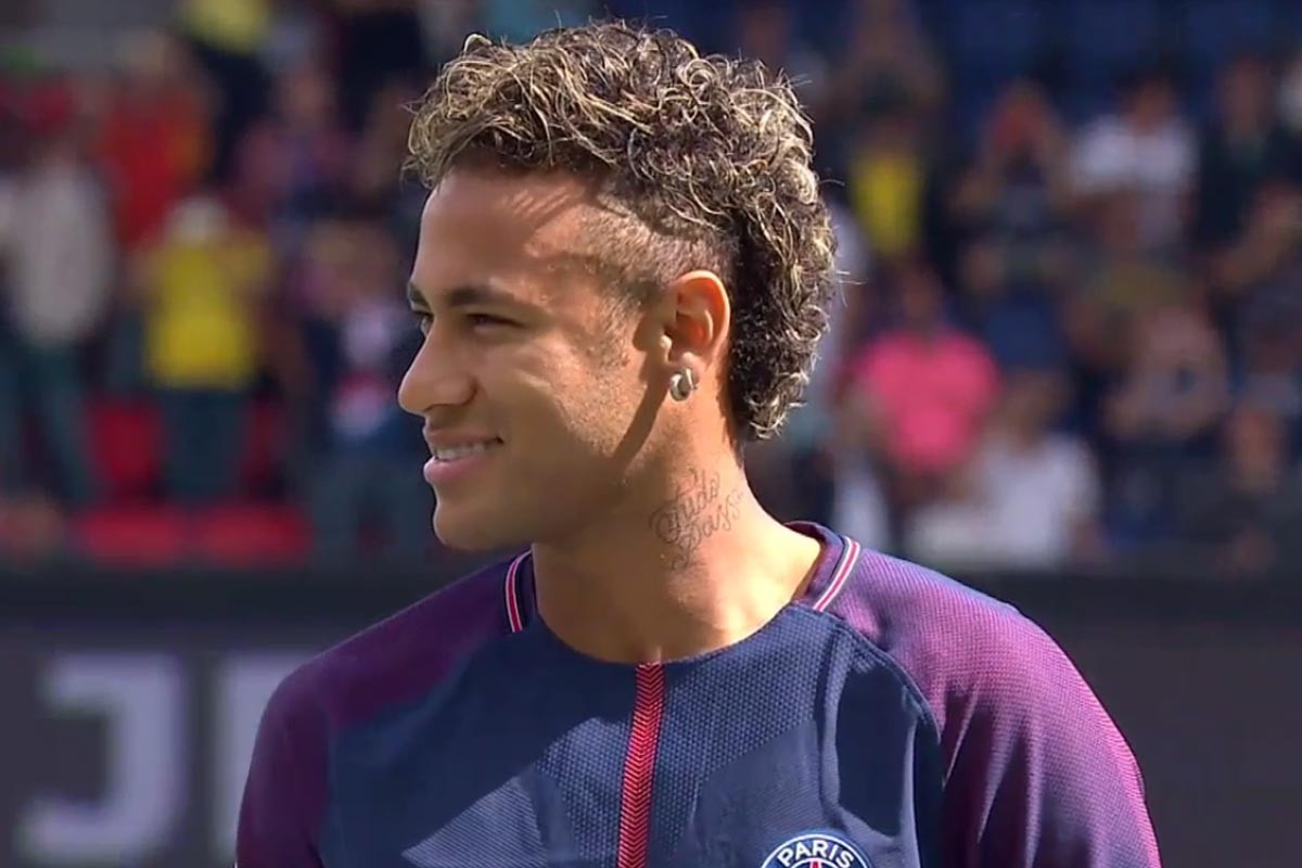 美女网红晒与詹姆斯合影将其称为GOAT！她是职业买手 不少球星是其客（职业买手美女网红晒与詹姆斯合照，称其为GOAT，众多球星是她的顾客）