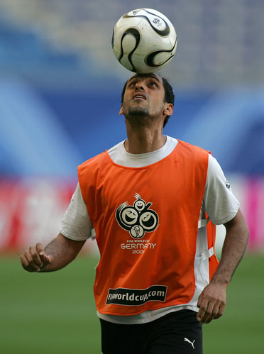 森林狼官方：爱德华兹因右脚酸痛将缺席今天对阵勇士的比赛（森林狼官宣：爱德华兹右脚不适，今日对勇士将缺阵）