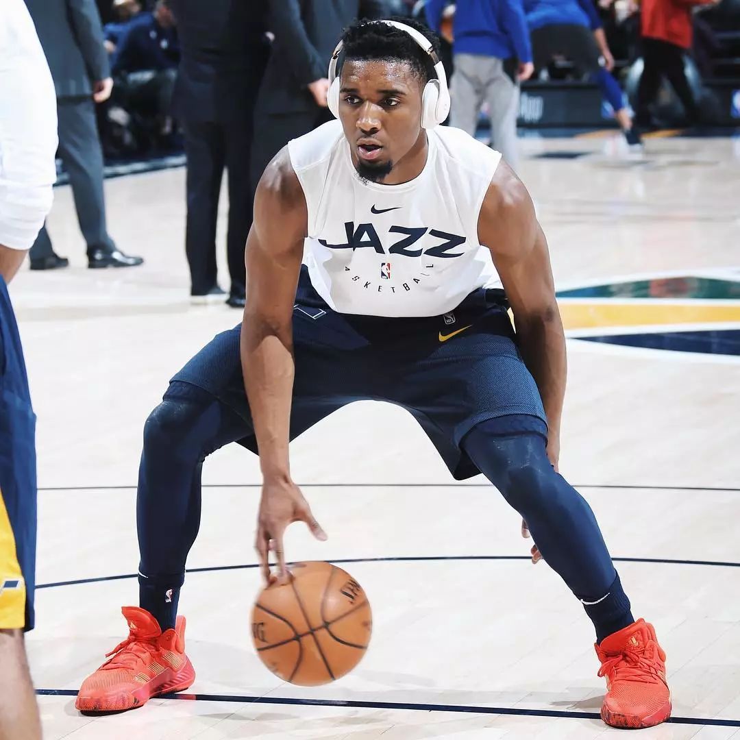 掘金约基奇豪取三双助球队连胜（约基奇砍下三双，掘金连胜再下一城）